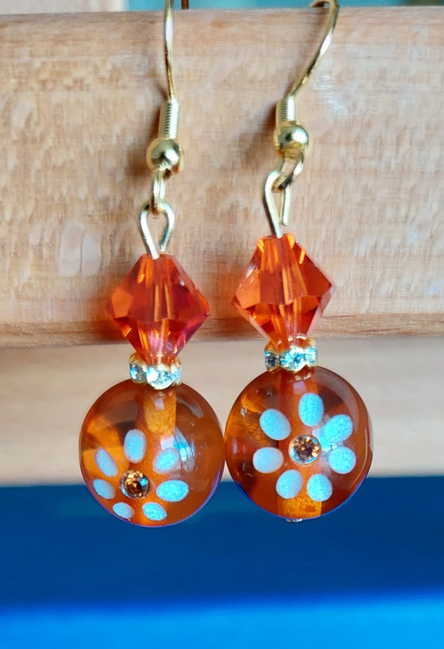 Boucles d&#039;oreilles avec toupie swarovski, anneaux strass et perle décorée d&#039;une fleur blanche