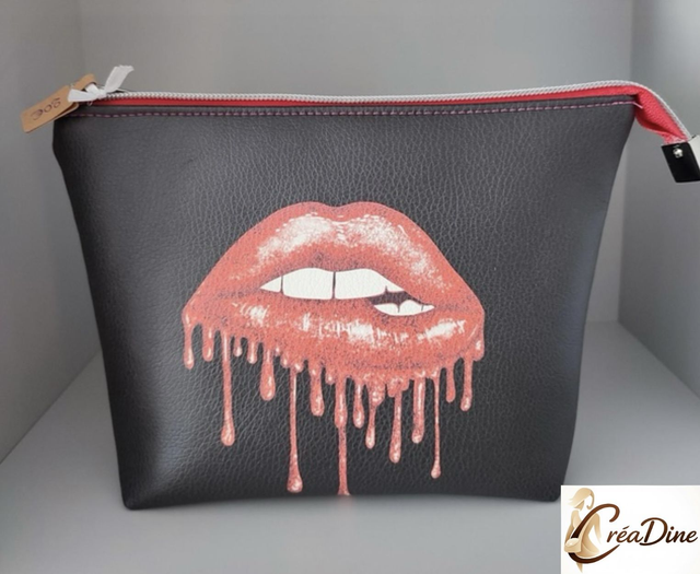 Trousse imprimée « bouche » en simili noir 