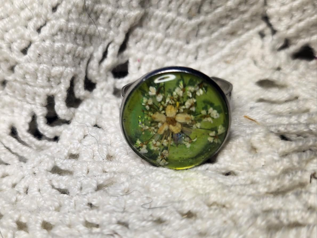 Bague fleur blanches fond vert