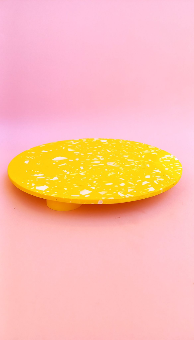 Podstawka lastryko na nóżkach, żółta taca do serwowania, okrągły stojak