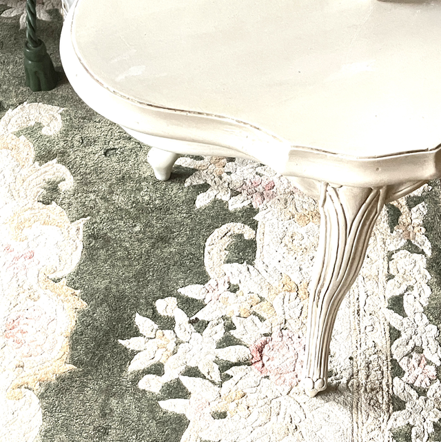 Weißer, ovaler Tisch upgecycelt