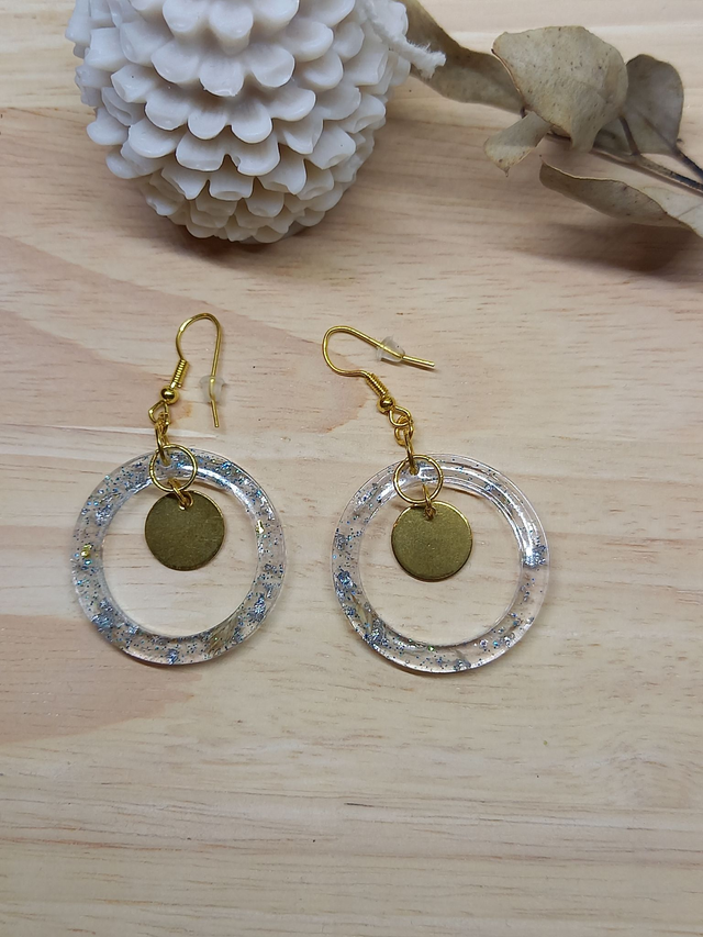 Boucles d&#039;oreilles Résine - cercle en résine incrusté paillettes et cercle doré métal