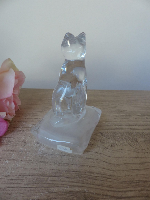 Figurine chat en verre sur coussin Cristal d'Arques en verre dépoli, Collection animal chat en verre vintage, Presse papier chat en verre