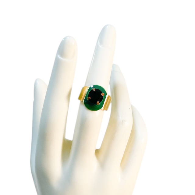 Anello tondo con smalto verde e pietra tonda grande nera