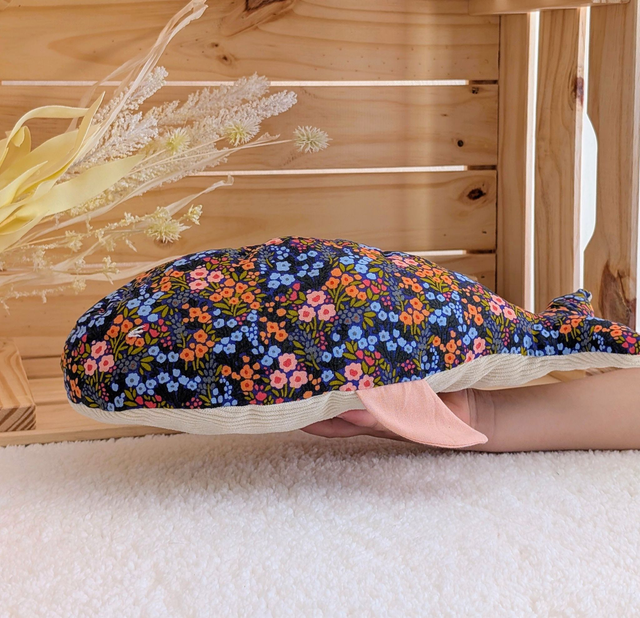 Madeleine la baleine – Peluche bébé faite main en France – Coton moutarde OEKO-TEX®