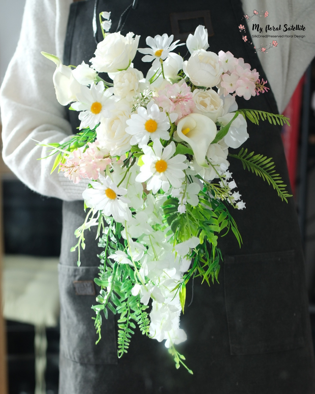 Pre-order | Cloud Dancer | Daisy Teeardrop artificial bouquet | Wedding Bouquet