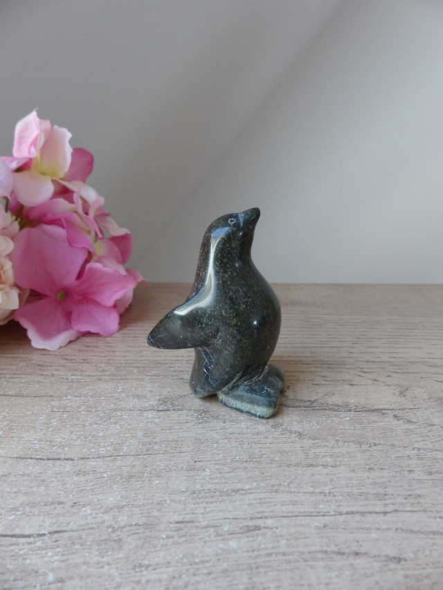 Figurine miniature Pingouin en stéatite, sculpture pingouin en pierre art inuit, collection pingouin manchot petit animaux en pierre vintage