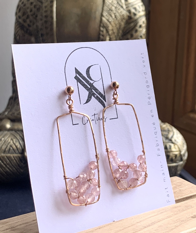 Boucles d'oreilles martelées, en or rose laminé (Goldfilled) , habillées de Quartz Fraise (Aventurine rose) naturelles