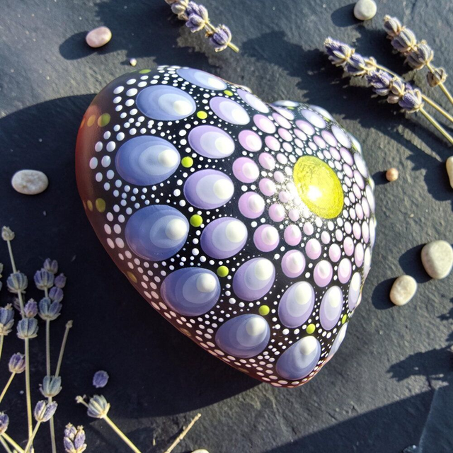 Pierre mandala cœur bronze &amp; mauve en plâtre résine – Peinte à la main