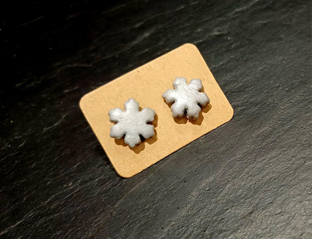 Snowflake stud earrings 