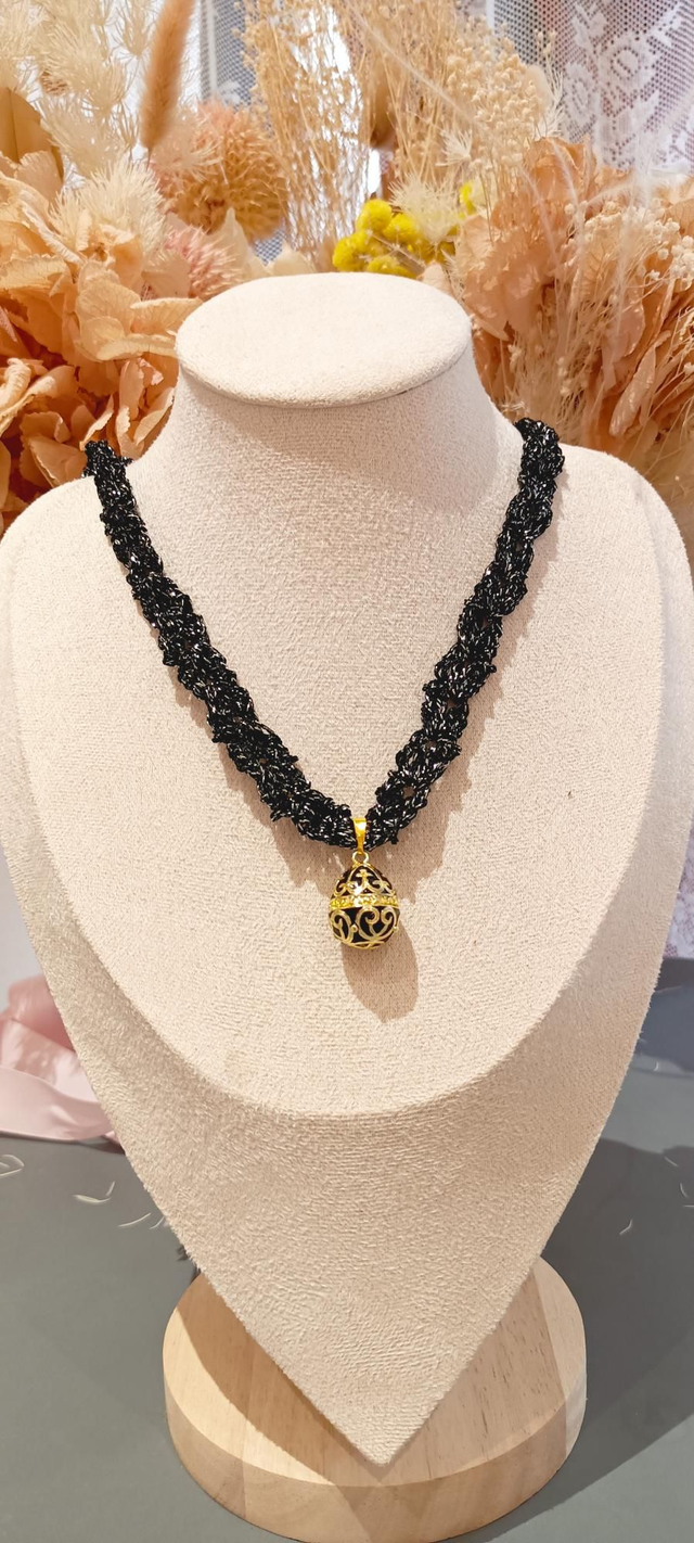 Collier avec un pendentif oeuf 