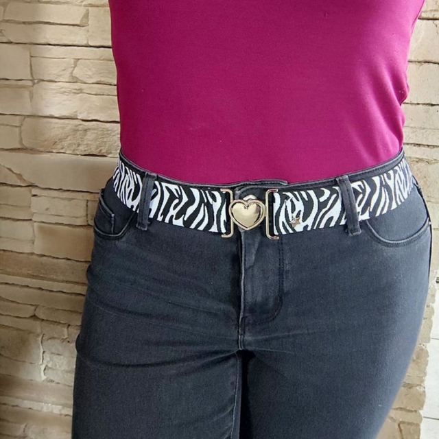 Ceinture noire zébrée blanc – Boucle cœur argentée