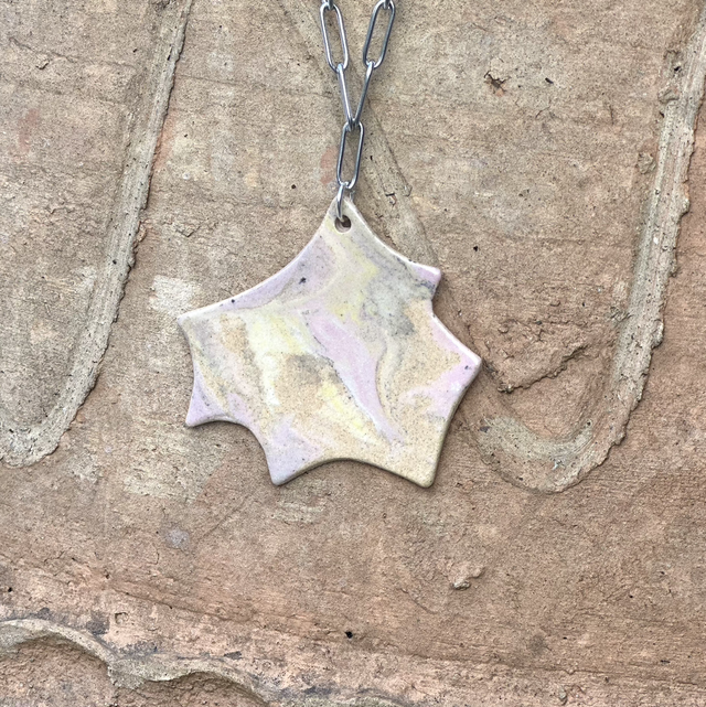 Collier en céramique marbrée rose pâle et jaune fait main– Chaîne en acier inoxydable