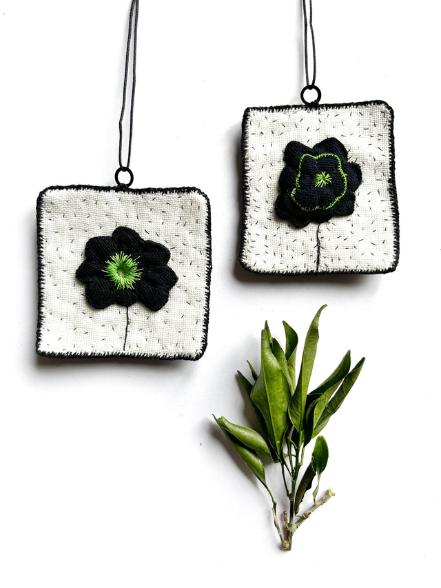 Mini-tableaux brodés fleurs noires