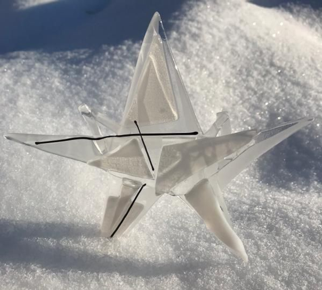 o11 Glas-Stern mit weißen, schwarzen Akzenten