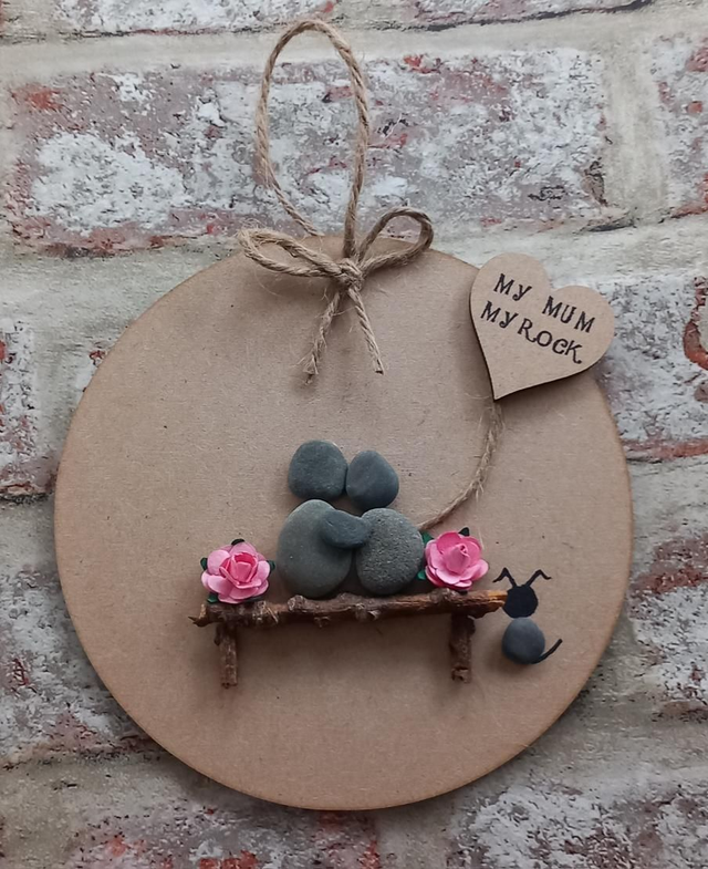 Personalised Wooden Plaque - &quot;My Mum, My Rock&quot; with Pebble People on Bench &amp; Heart Balloon - Unique Mother&#039;s Day, Birthday, Christmas gift