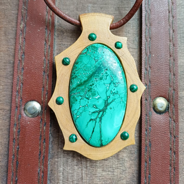 Malachite sertie en bois