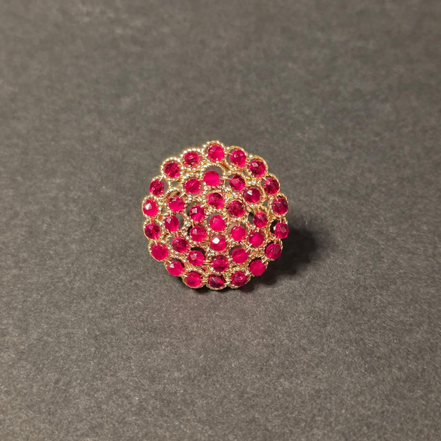 Base in bronzo placcato oro 24k, inserti in cristallo naturale rosso melograno.