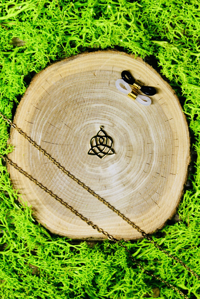 Chaine de lunettes intemporelle dorée personnalisée Coeur triquetra