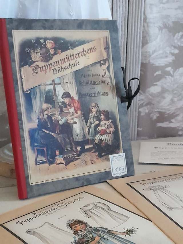 Patrons de poupée Agnès Lucas dans pochette cartonnée illustrée