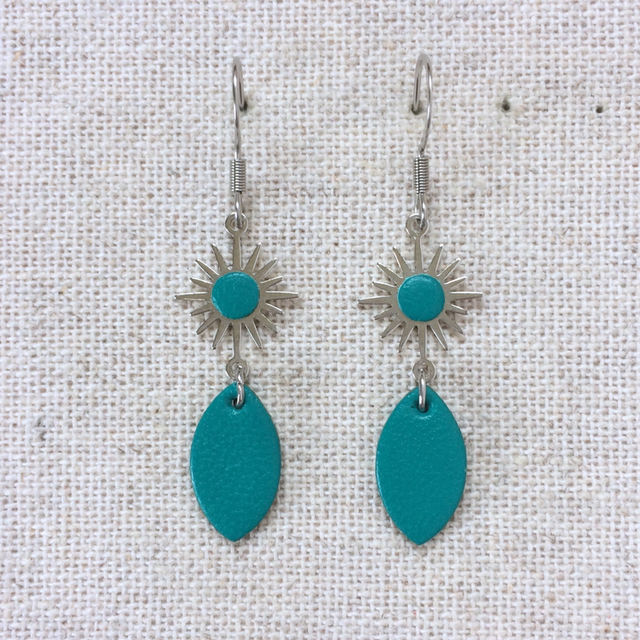 Boucles d’oreilles « Giocoso afinado » argentées, cuir vert émeraude