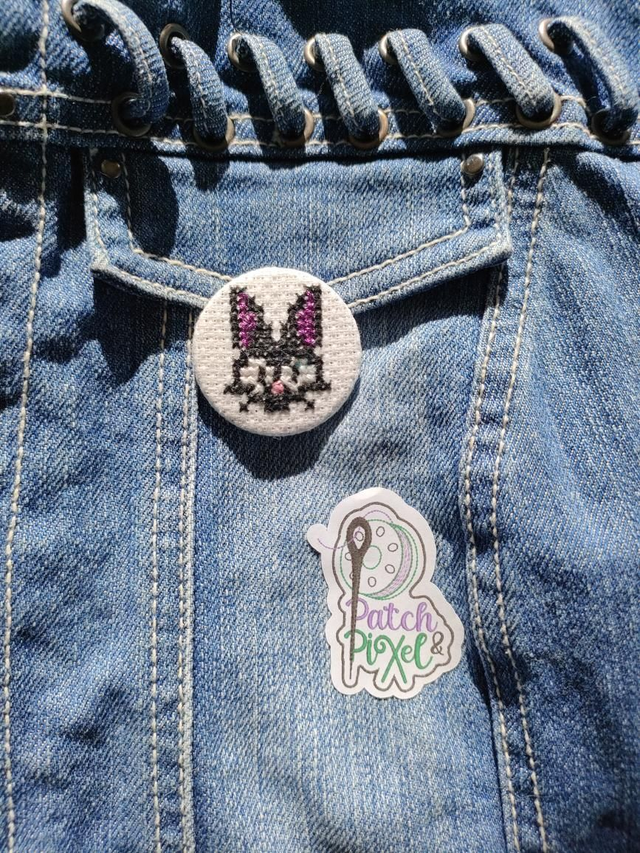 Chichi Badge ou porte clé brodé à la main pixel art