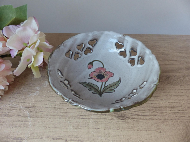 Petite Coupe Panier en Céramique - Vallauris - Ajourée de Cœurs - Motif Fleurs Coquelicots – Vintage - Décoration Maison Bohème Champêtre
