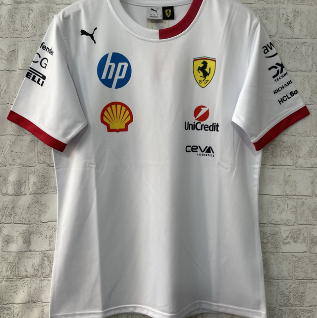 Fórmula 1, camiseta Ferrari blanca 25 26
