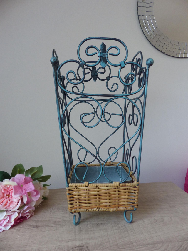 Porte-parapluies français shabby chic en métal et osier tressé – rangement élégant pour entrée, vestiaire ou maison de campagne rustique