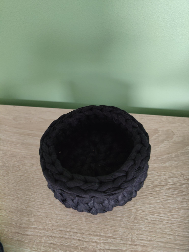Petit panier noir fait au crochte