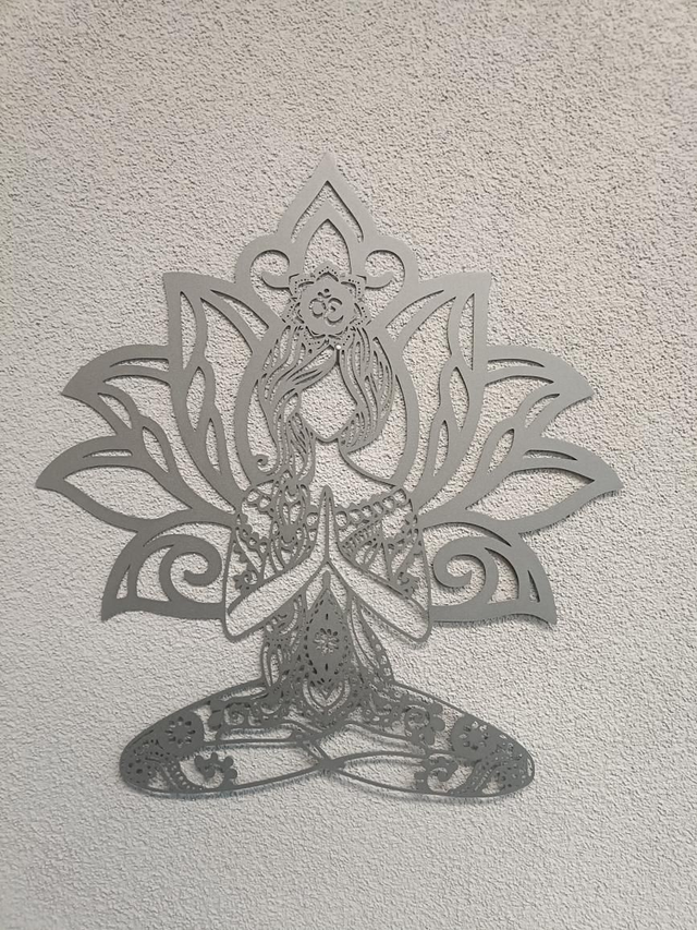 Wandhanger lotus met vrouw