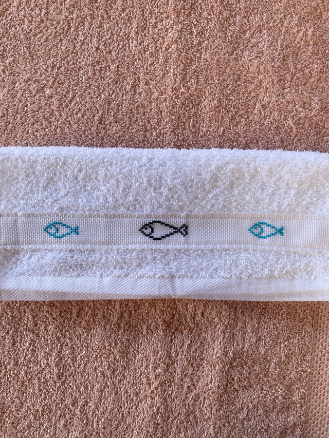 Serviette invités "Poissons" brodée à la main