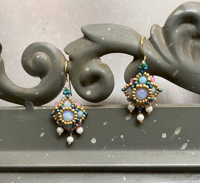 Boucles d'oreilles en perles carrées bleu ciel rose et opaline