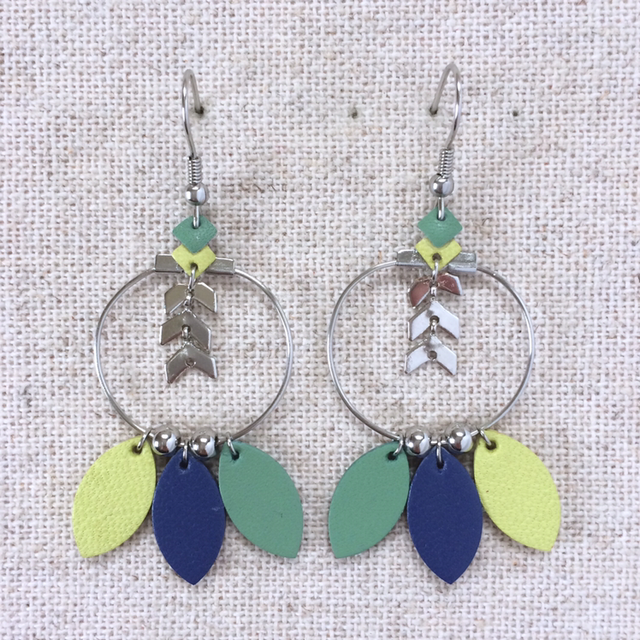 Boucles d’oreilles « Vezzoso » argentées, cuir anis, indigo et vert lichen