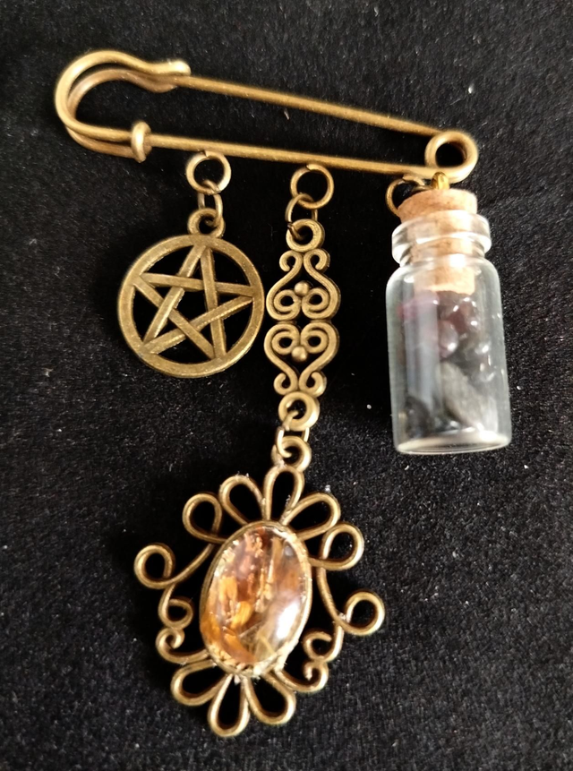 Broche grenat et trèfle 