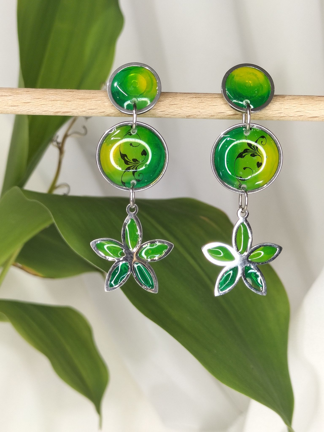 Boucles fleurs vertes et transparence