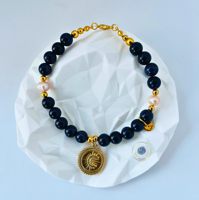 Handgemaakte Armband met Blauwe Zandsteen &amp; Zoetwaterparels – Gouden Maanhanger | MJ Creations 