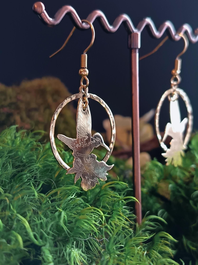Boucles d'oreilles - laiton - colibri - fleurs - cercles - crochets - oiseau - pièce unique - La&Titia