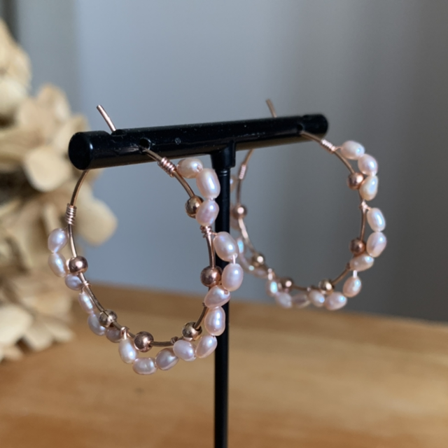 Boucles d'oreilles, créoles, en or rose laminé (Goldfilled) , habillées de 36 Perles d’eau douce