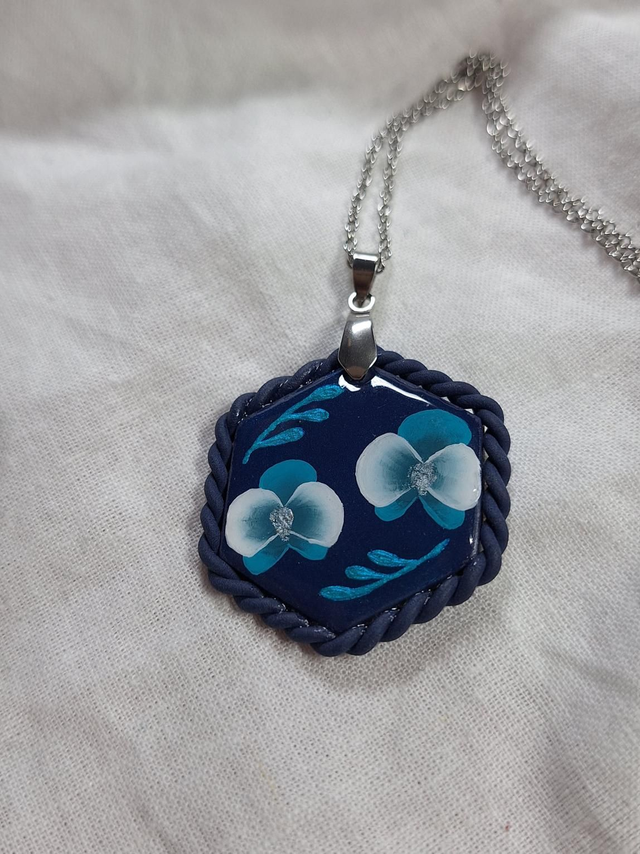 Pendentif Flora - Fleurs bleues (hexagone)