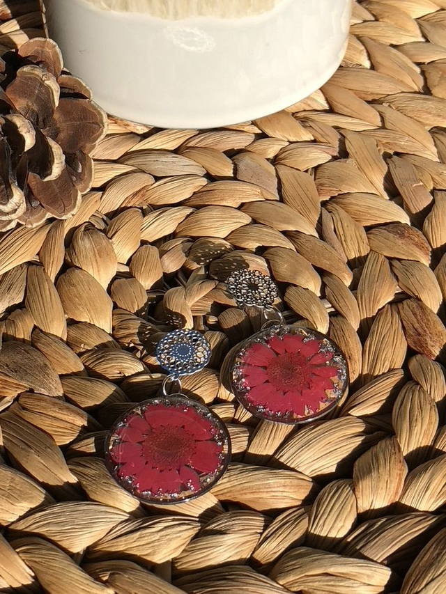 Boucles d'oreilles Redlight - design rond et marguerite rouge