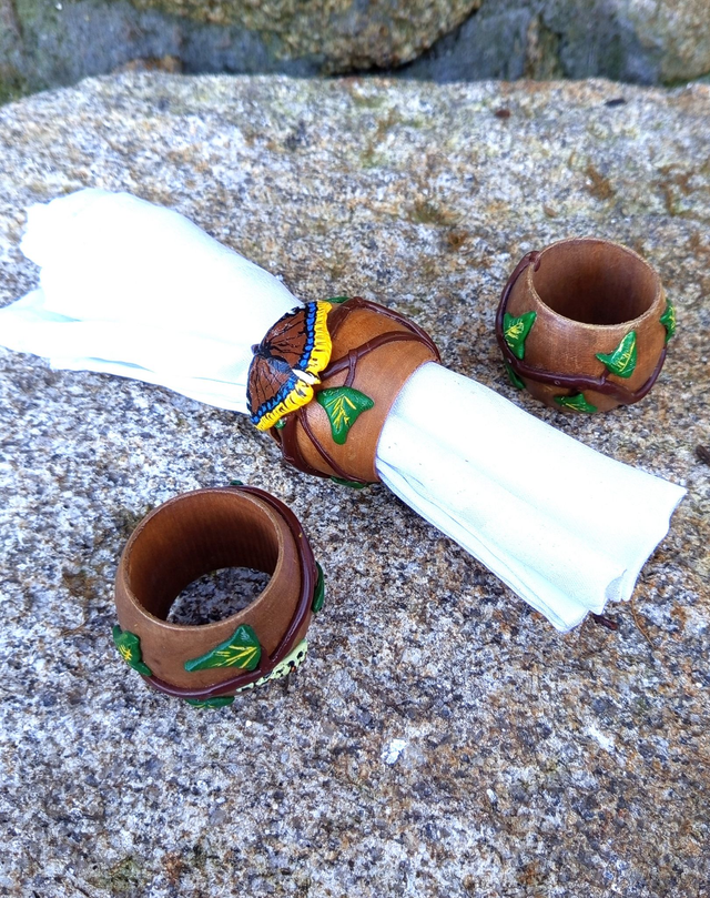 Rond de serviette en bois, décoré de feuilles de lierre en relief (serviette non incluse)