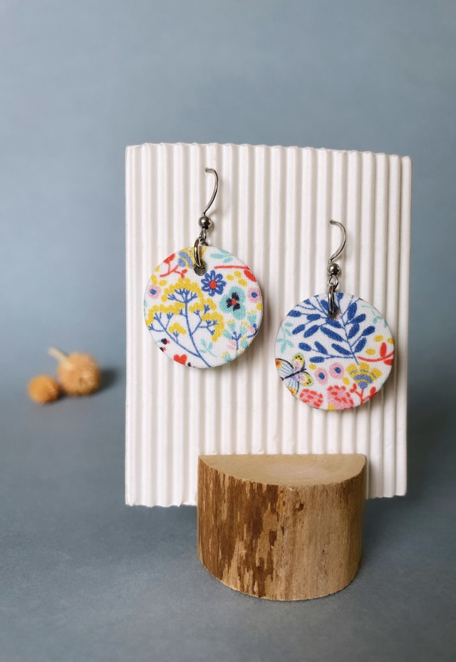 Boucles d'oreilles carton et tissu imprimé végétal forme petites rondes, collection « champêtre » - tons blanc, bleu, rouge, jaune, vert. 