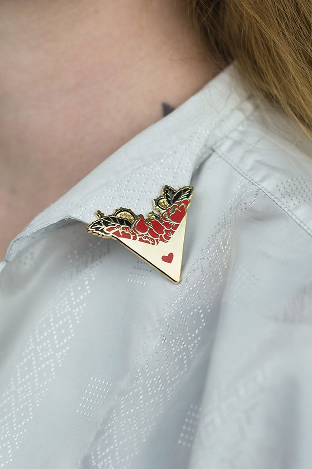 Pin's col de chemise vanité (paire)