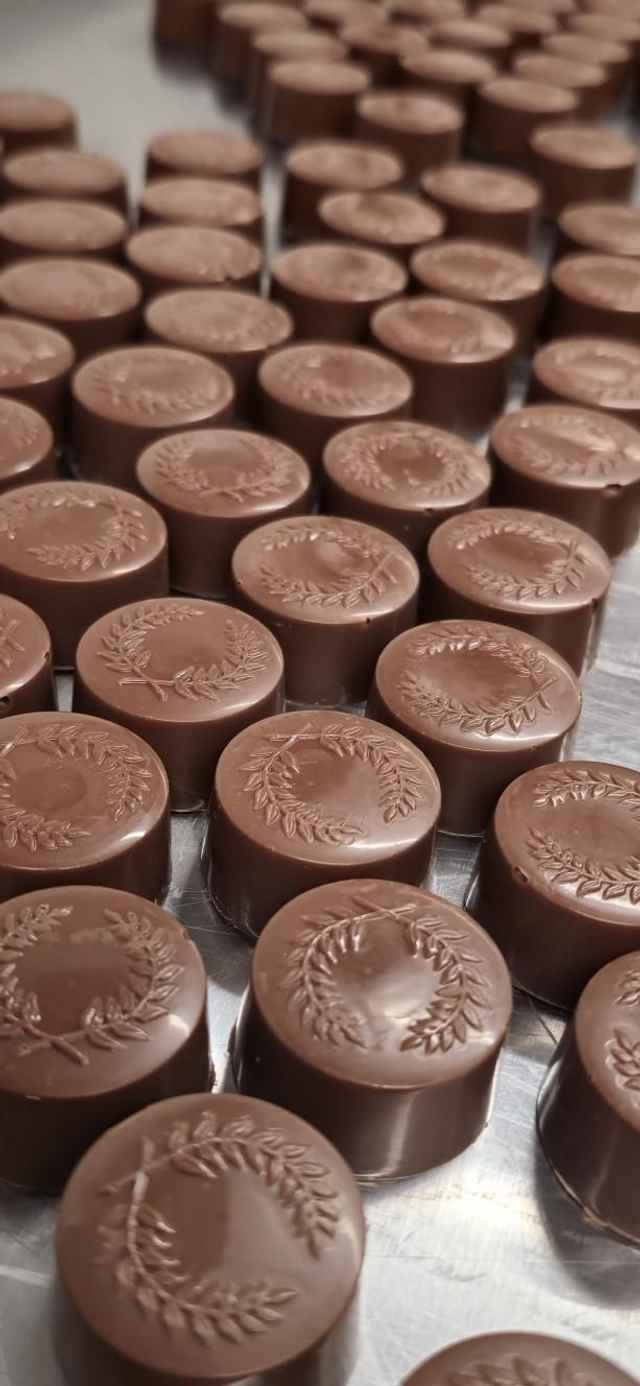 Milk chocolate bonbon with soft caramel 