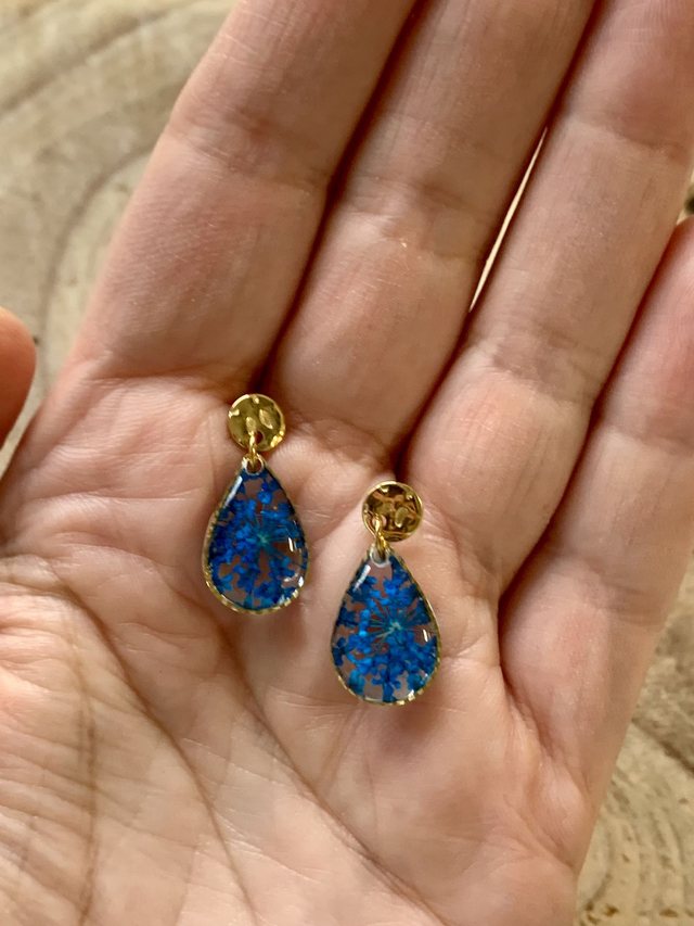 Bleues : boucles d'oreilles clous (dorées)