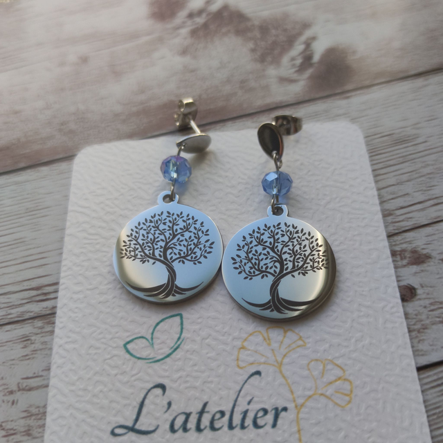 Boucles d&#039;oreilles &quot;Arbres de vie&quot; gravés cristal bleu