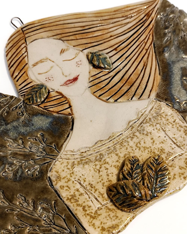 Leśna wróżka z liśćmi – ceramiczna dekoracja ścienna