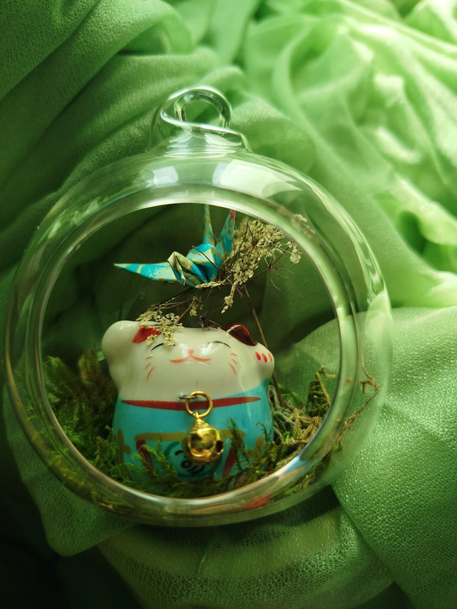 Boule maneki neko et grue bleus