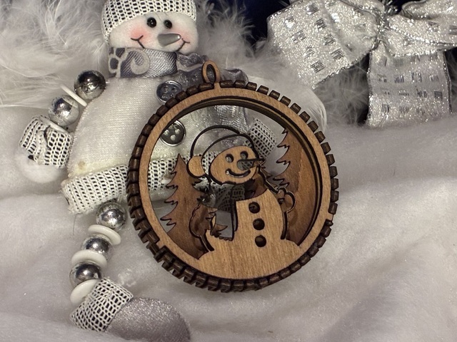 Boules de Noël en bois finition noyer multicouche – Scènes hivernales (10 modèles au choix)